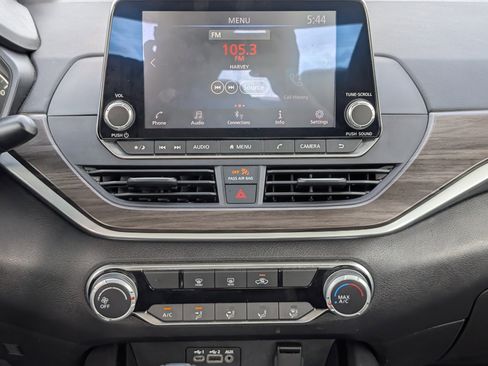 Used 2024 Nissan Altima 2.5 SV FWD image 16