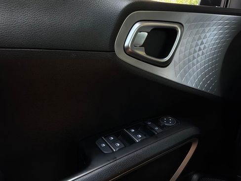 Used 2025 Kia Soul LX w/ LX Technology Package FWD image 19