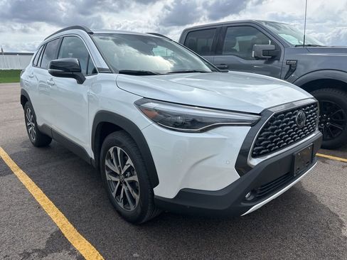 Used 2025 Toyota Corolla Cross XLE w/ Convenience Package image 2