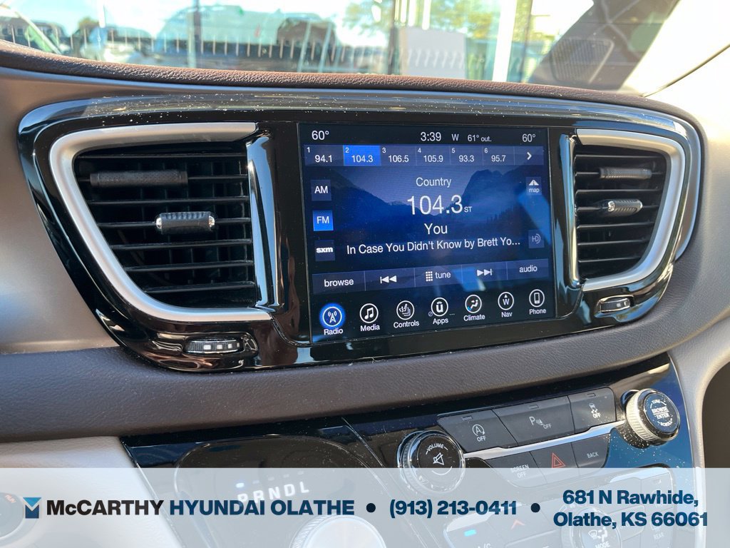 Used 2017 Chrysler Pacifica Touring-L FWD image 5