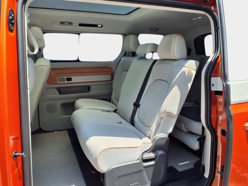 Used 2025 Volkswagen ID. Buzz Pro S Plus image 12