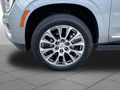 Used 2025 GMC Yukon XL Denali w/ Denali Reserve Package RWD image 10