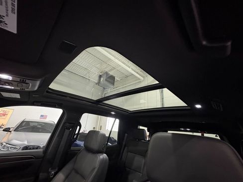Used 2024 Chevrolet Tahoe Z71 w/ Luxury Package AWD/4WD image 38