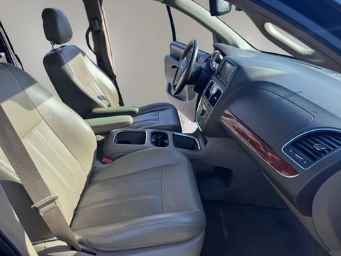 Used 2014 Chrysler Town & Country Touring-L w/ Driver Convenience Group FWD image 11