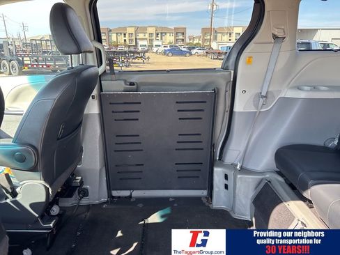 Used 2012 Toyota Sienna SE image 18