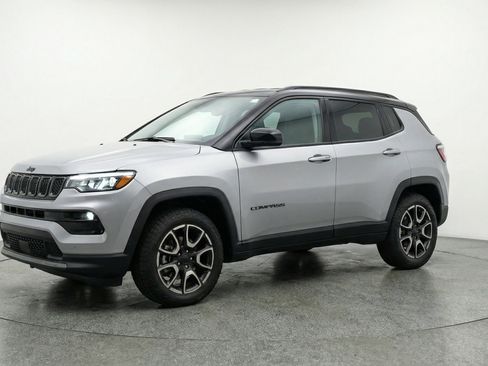 Used 2025 Jeep Compass Trailhawk image 3