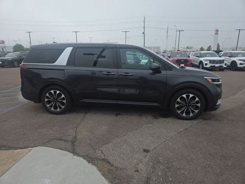 Used 2024 Kia Carnival EX FWD image 4