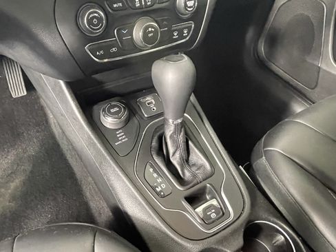 Used 2019 Jeep Cherokee Latitude Plus AWD/4WD image 19