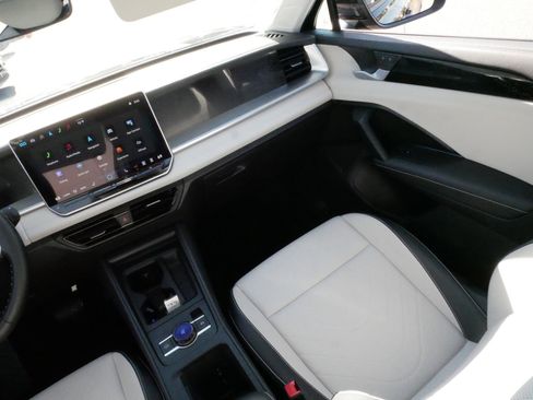 Used 2025 Volkswagen Tiguan SE AWD/4WD image 11