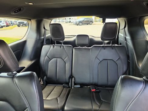 Used 2025 Chrysler Pacifica Select FWD image 25