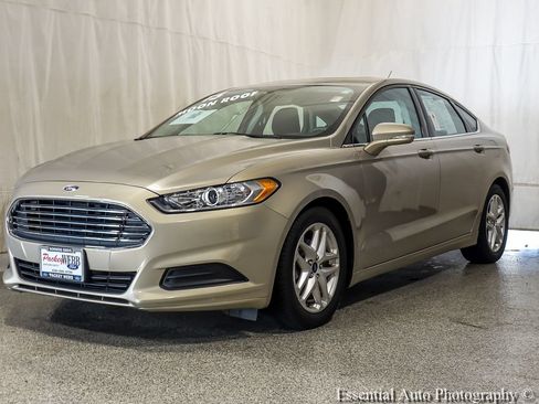 Used 2015 Ford Fusion SE FWD image 2