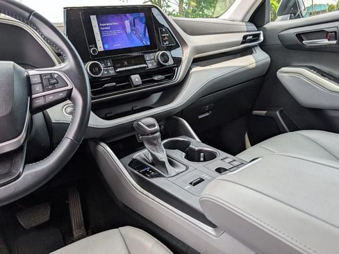 Used 2023 Toyota Highlander XLE AWD/4WD image 25