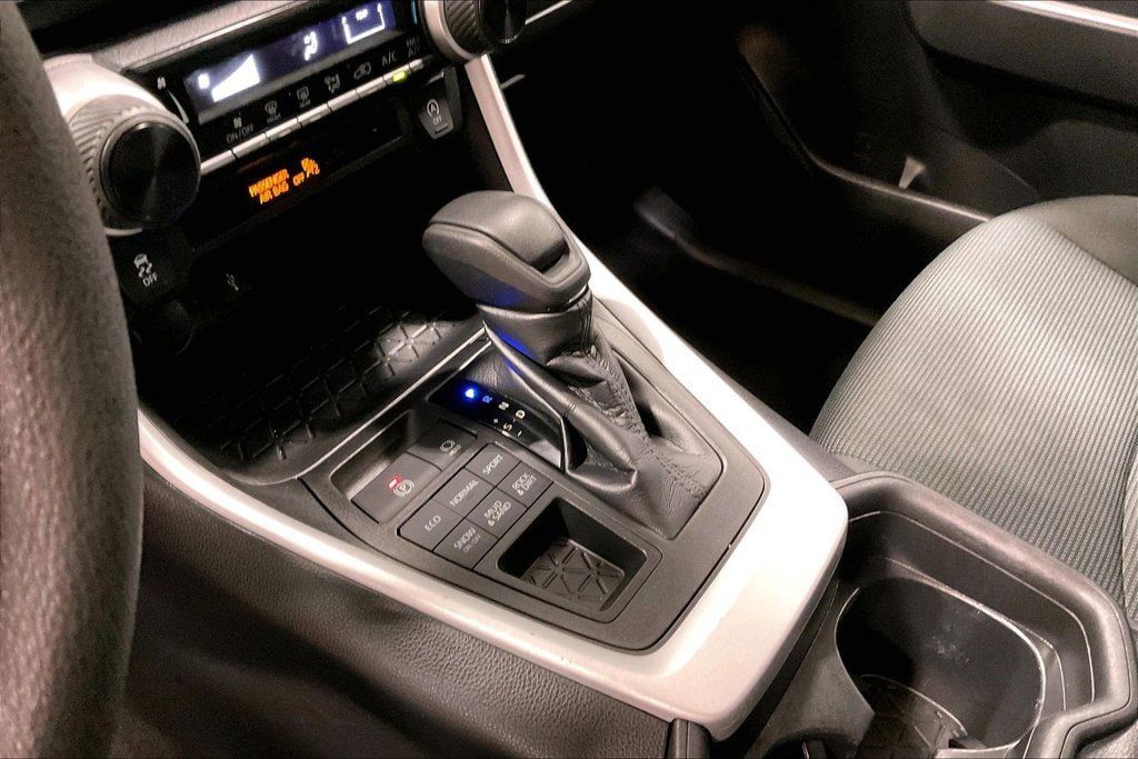 Used 2021 Toyota RAV4 LE w/ Carpet Mat Package (TMS) AWD/4WD image 18