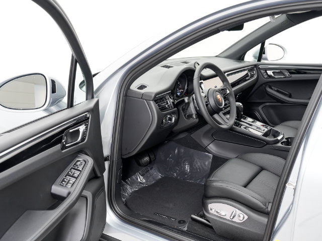 Certified 2026 Porsche Macan AWD/4WD image 7