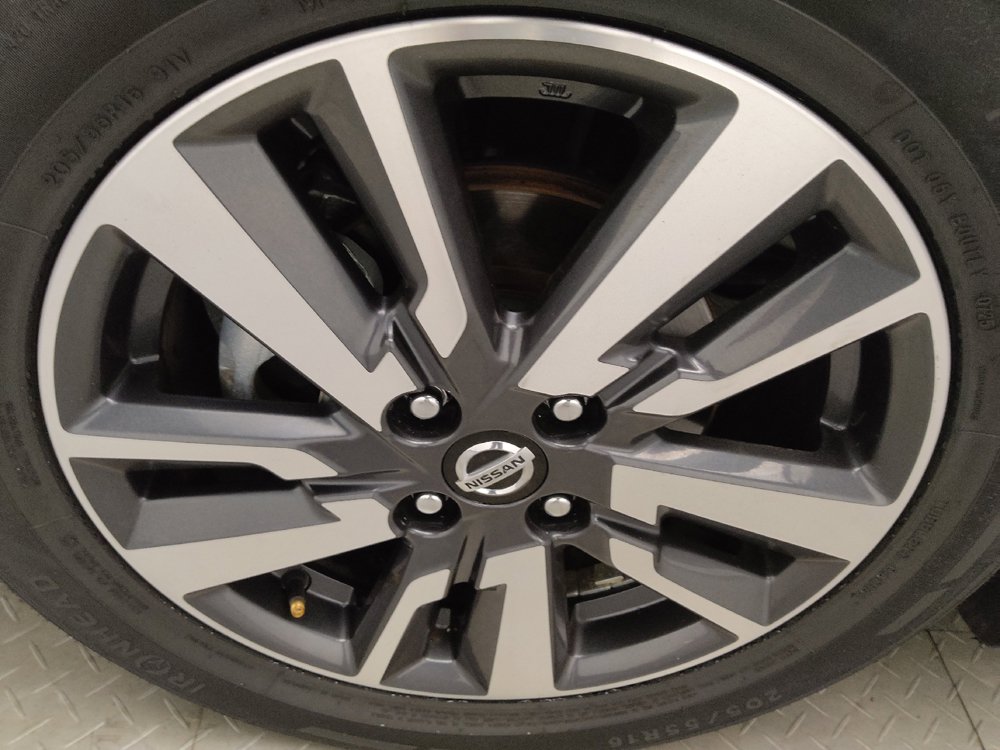 Used 2021 Nissan Versa SV FWD image 31