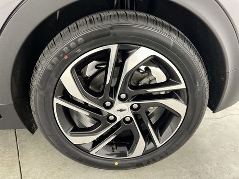 Used 2022 Chevrolet Bolt LT w/ Infotainment Package FWD image 32