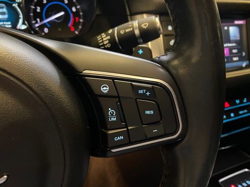 Used 2016 Jaguar XF Prestige image 14