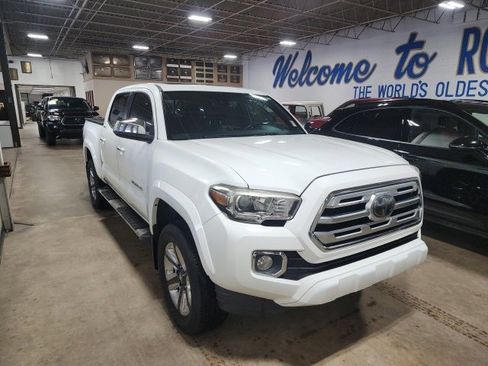 Used 2018 Toyota Tacoma SR image 2