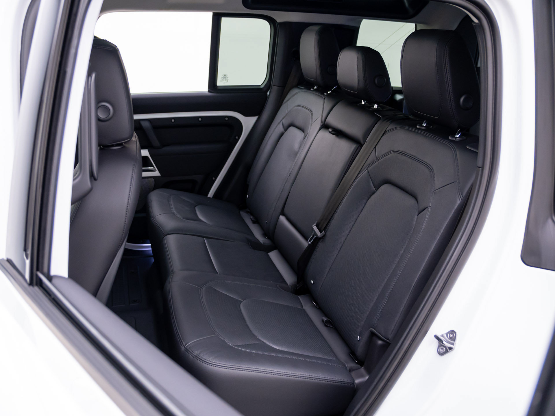 Used 2023 Land Rover Defender 110 SE AWD/4WD image 18