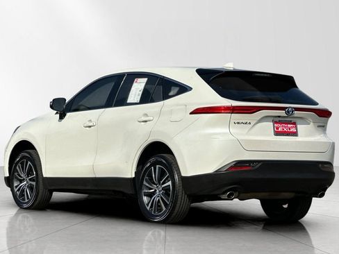 Used 2022 Toyota Venza LE image 4