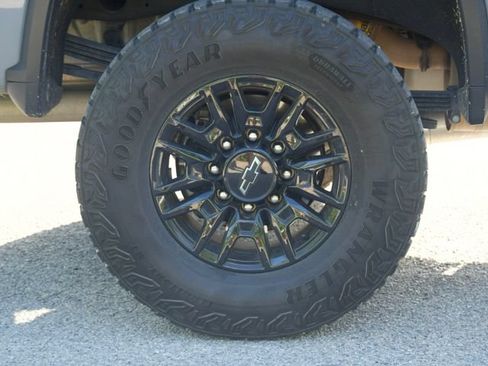 Used 2024 Chevrolet Silverado 2500 ZR2 w/ Technology Package AWD/4WD image 10
