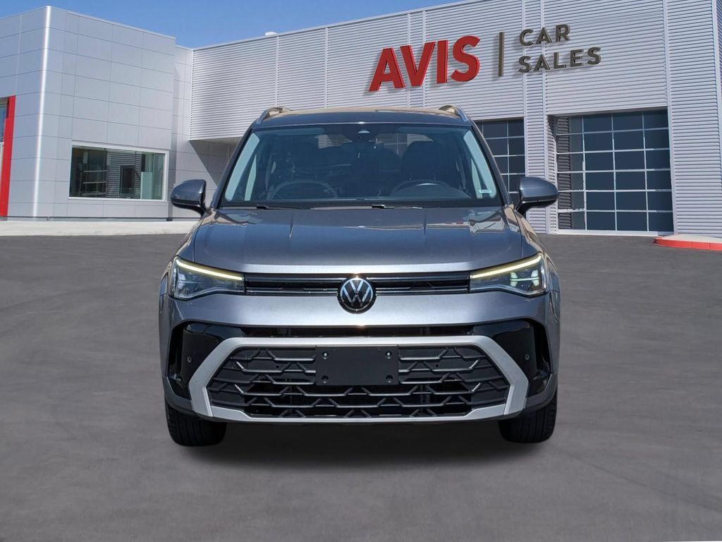 Used 2025 Volkswagen Taos SE AWD/4WD image 2