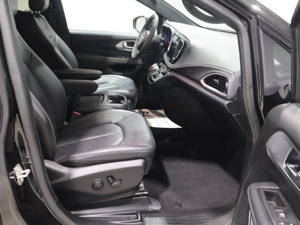 Used 2023 Chrysler Pacifica Touring-L w/ Uconnect Theater Family Group FWD image 22