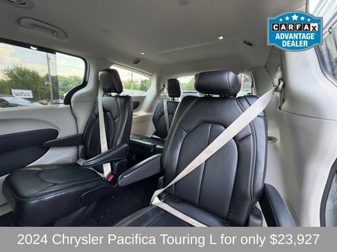 Used 2024 Chrysler Pacifica Touring-L FWD image 11