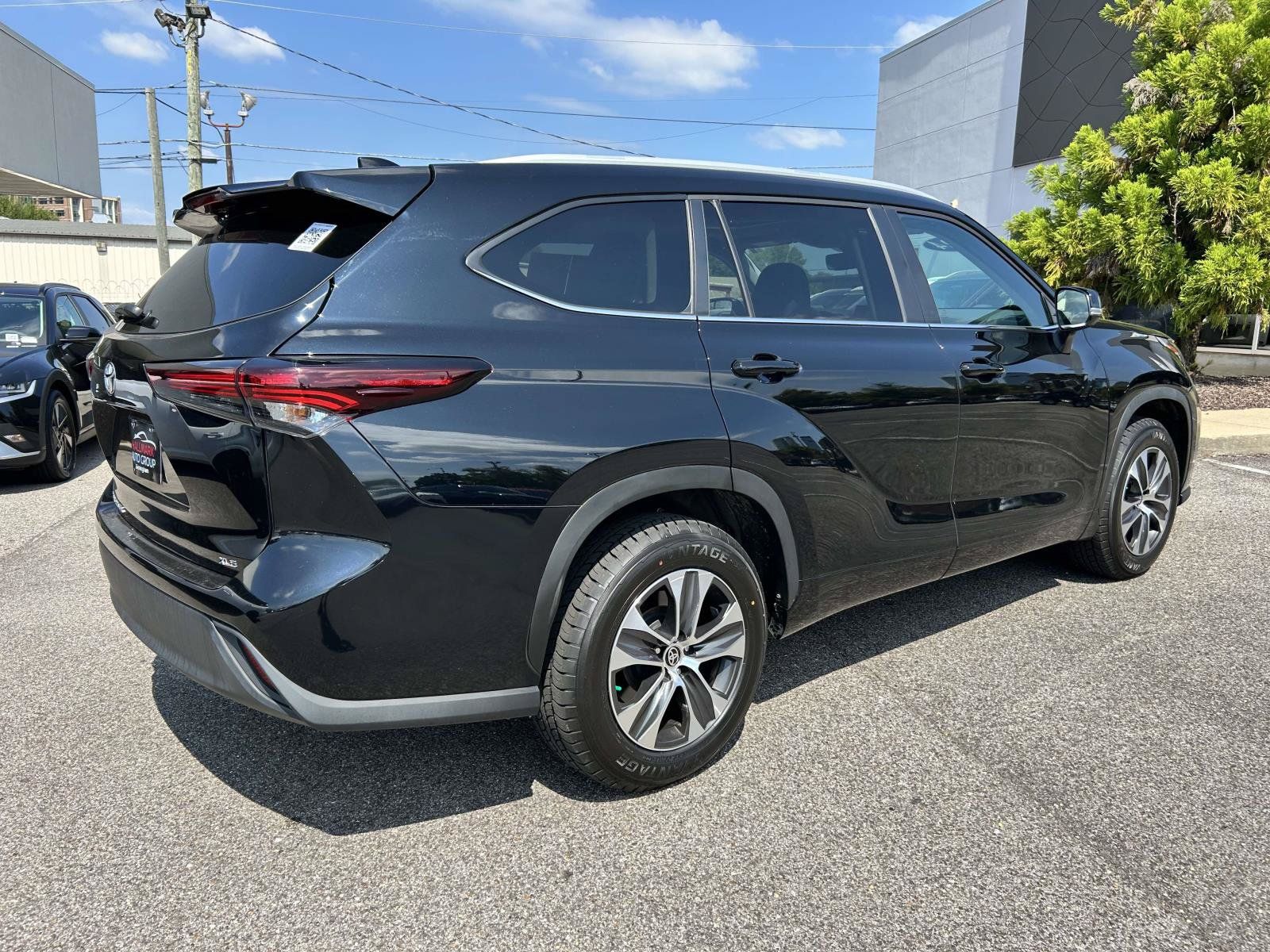 Used 2024 Toyota Highlander XLE FWD image 3