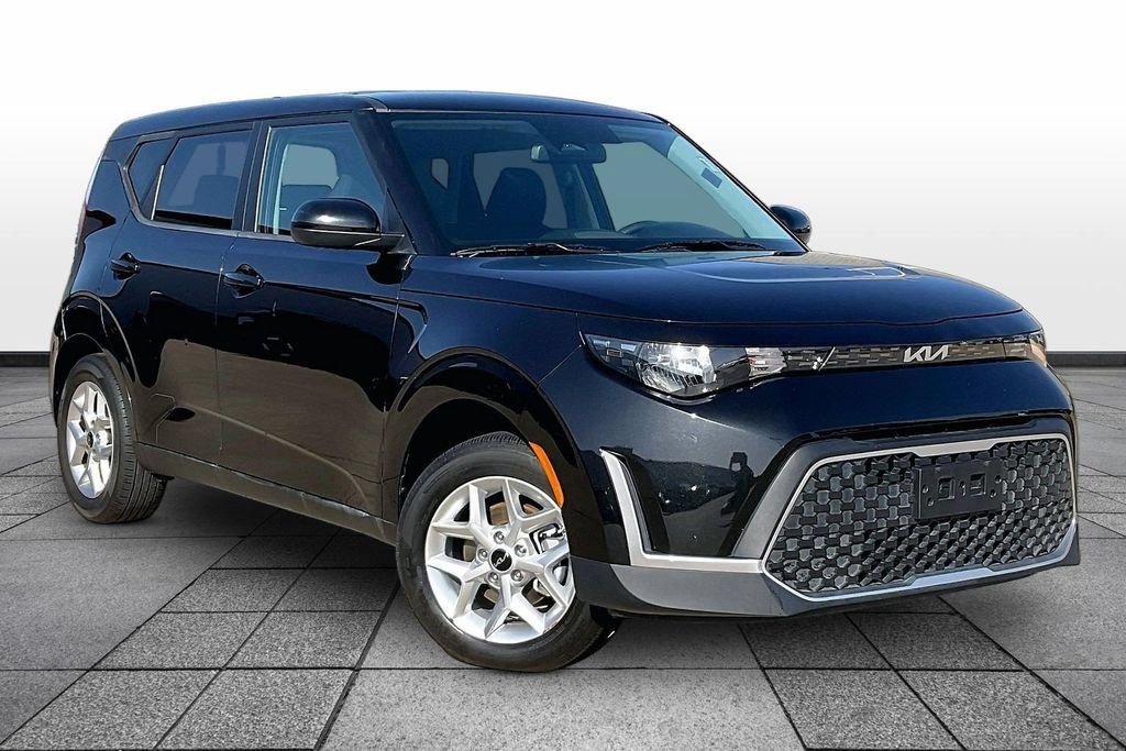 Used 2025 Kia Soul LX w/ LX Technology Package FWD image 2