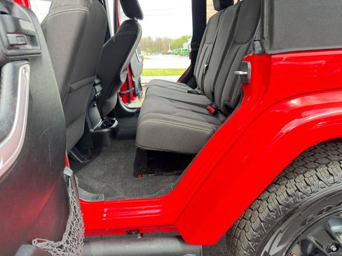 Used 2017 Jeep Wrangler Unlimited Sahara w/ Connectivity Group AWD/4WD image 25