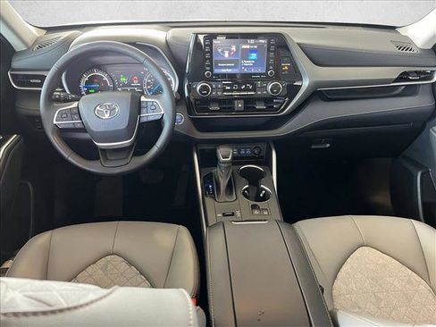Used 2022 Toyota Highlander Bronze Edition image 12