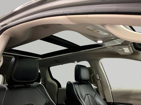Used 2023 Chrysler Pacifica Limited FWD image 28