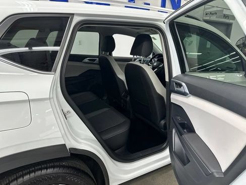 Used 2025 Volkswagen Taos SE w/ Panoramic Sunroof Package AWD/4WD image 16