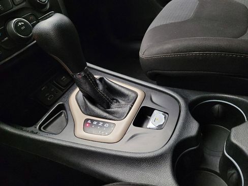 Used 2015 Toyota Camry LE FWD image 26