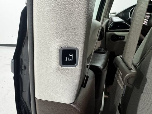 Used 2020 Chrysler Pacifica Touring w/ Advanced Safetytec Group FWD image 40