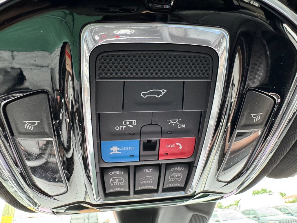 Used 2021 Jeep Grand Cherokee L Summit w/ Luxury Tech Group V AWD/4WD image 30