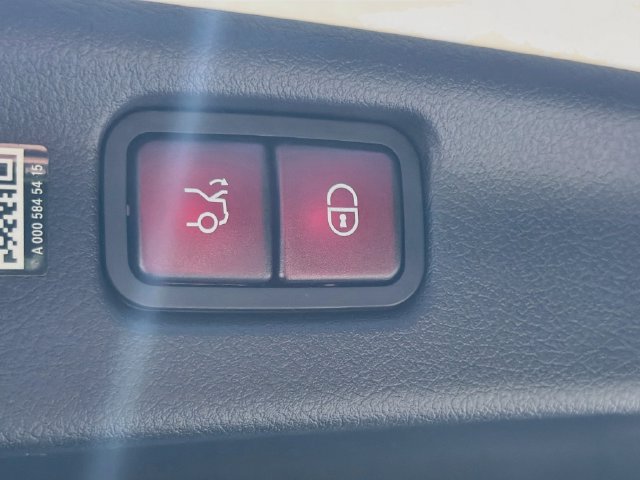 Used 2025 Mercedes-Benz C 300 Sedan image 12