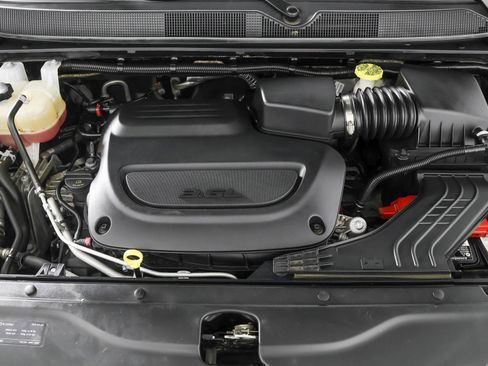 Used 2022 Chrysler Voyager LX image 46