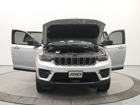 Used 2024 Jeep Grand Cherokee Laredo X w/ Luxury Tech Group I AWD/4WD image 10