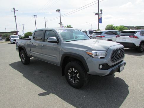 Used 2021 Toyota Tacoma TRD Off-Road w/ TRD Premium Off Road Package AWD/4WD image 2