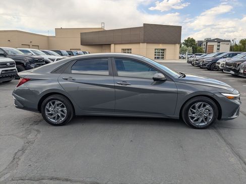 Certified 2024 Hyundai Elantra SEL FWD image 2