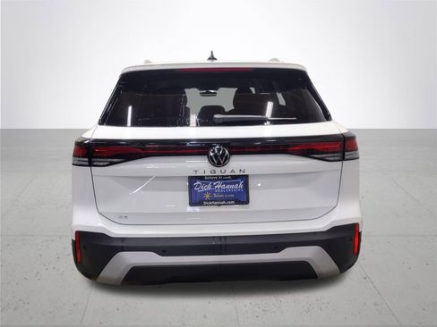 Used 2025 Volkswagen Tiguan SE FWD image 12