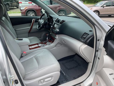 Used 2012 Toyota Highlander Limited w/ Tow Pkg AWD/4WD image 40