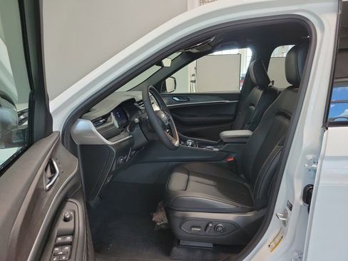 New 2025 Jeep Grand Cherokee Limited image 9