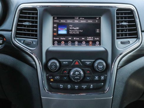 Used 2020 Jeep Grand Cherokee Laredo RWD image 18
