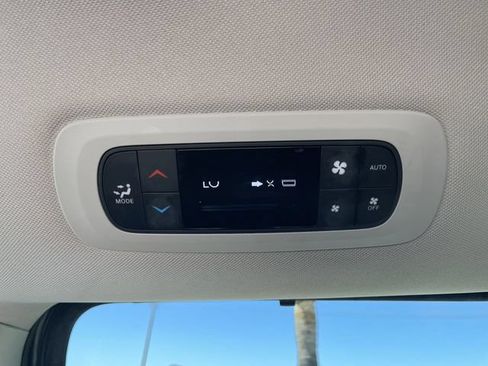 Used 2023 Chrysler Pacifica Touring-L FWD image 19