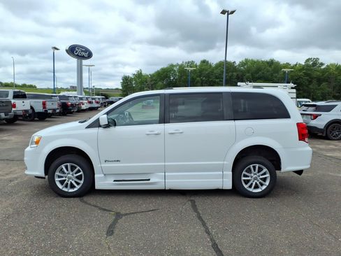Used 2019 Dodge Grand Caravan SXT FWD image 2