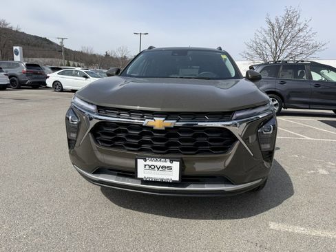 Used 2024 Chevrolet Trax LT w/ LT Convenience Package image 8