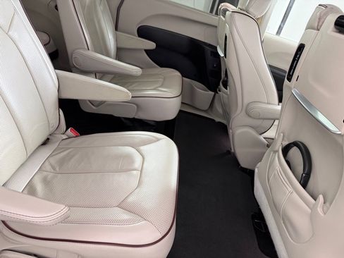 Used 2018 Chrysler Pacifica Limited FWD image 22
